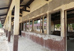 Ecole de la Fraternité, Brazzaville - Les salles de classe sont entièrement refaites : pose de fenêtres, toitures, faux plafond avec éclairage, traitement anti moisissures sur les murs et les façades.