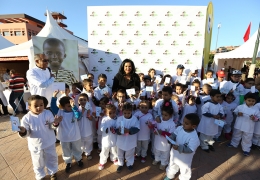 COP22 Marrakech - Maria Maylin entourée des enfants invités à une journée exceptionnelle place du 16 novembre dans le quartier du Gueliz